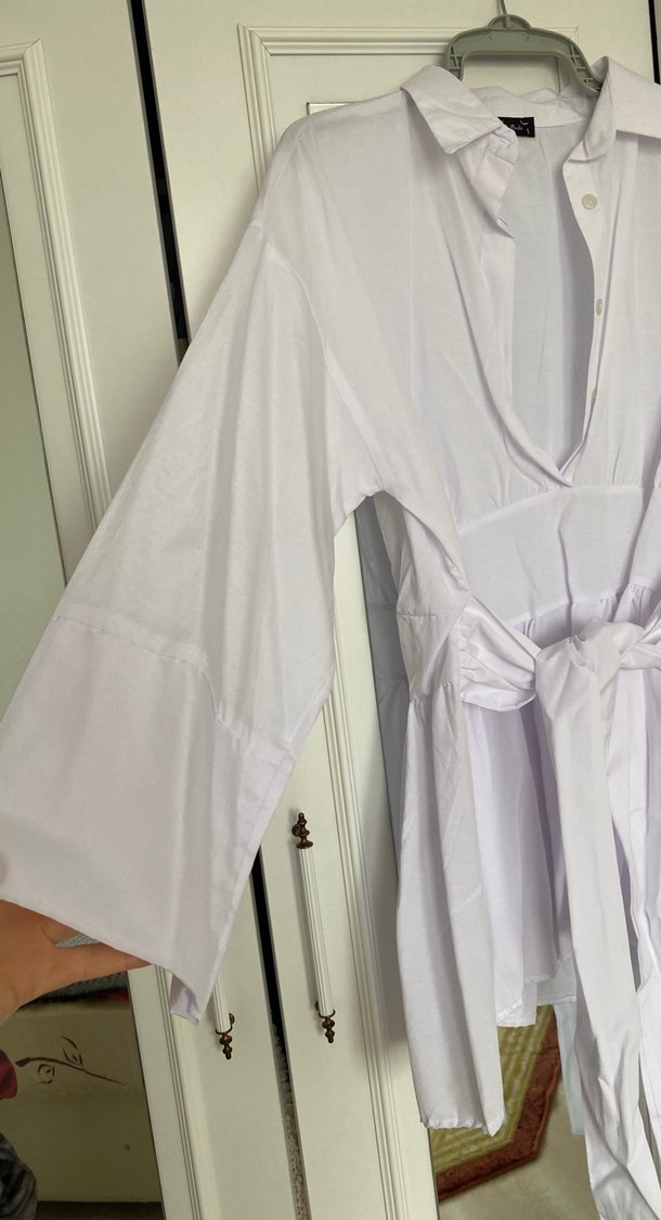 Uzun Kollu Beyaz Kemerli Kadın Gömlek - Görsel 3