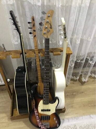 Cort Bass gitat