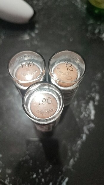 İki adet fondöten(biri açılmış)bir adet highlighter