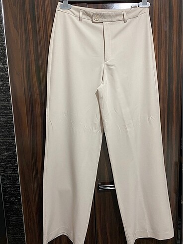 40 Beden Stradivarius ekru pantolon