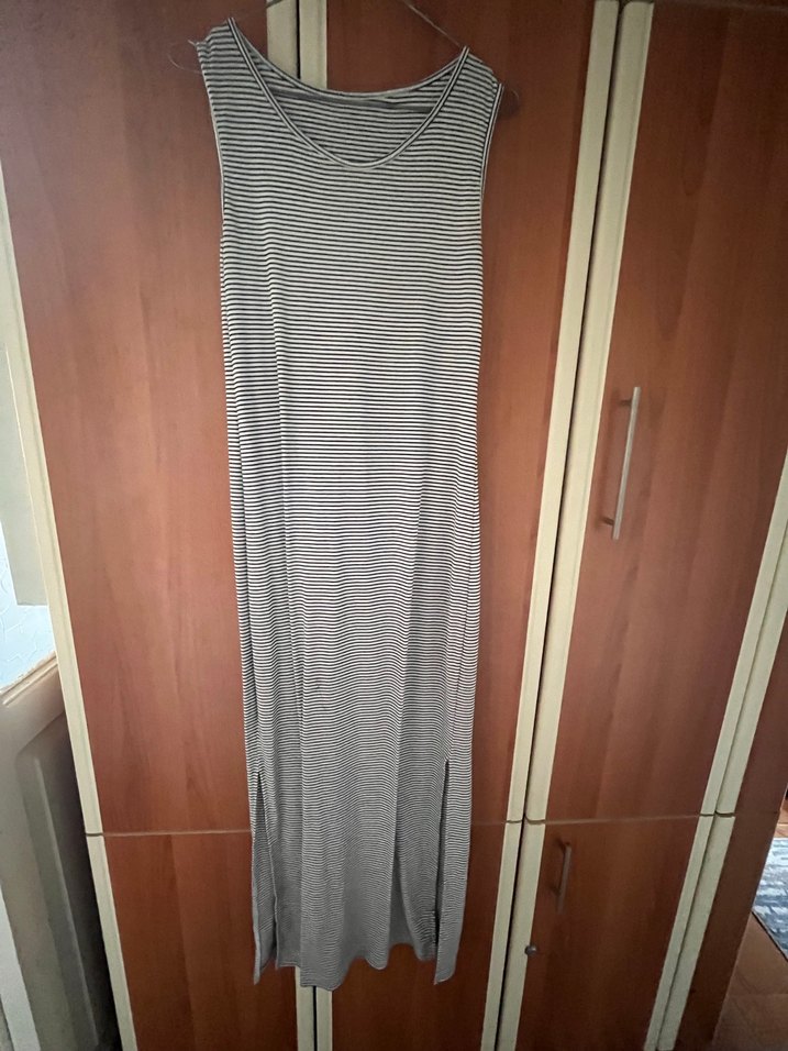 Gri Çizgili Uzun Yırtmaçlı Triko Elbise - Görsel 3