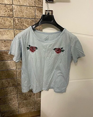 Gül detaylı t-shirt
