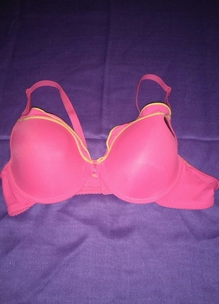 Pembe sütyen