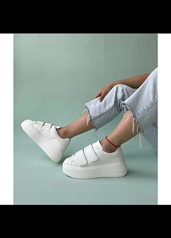 Beyaz cırt cırtlı model spor ayakkabı