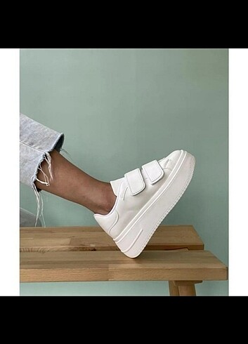 Zara Beyaz cırt cırtlı model spor ayakkabı