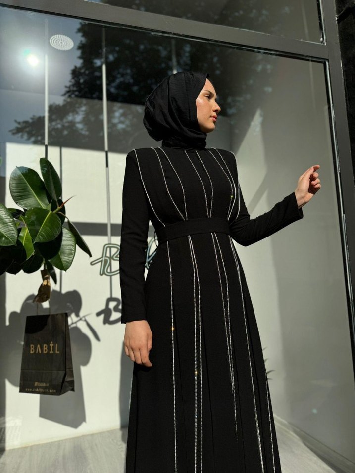 SENNA DESİGN Drapeli Siyah Uzun Taşlı Tesettür Abiye elbise - Görsel 4