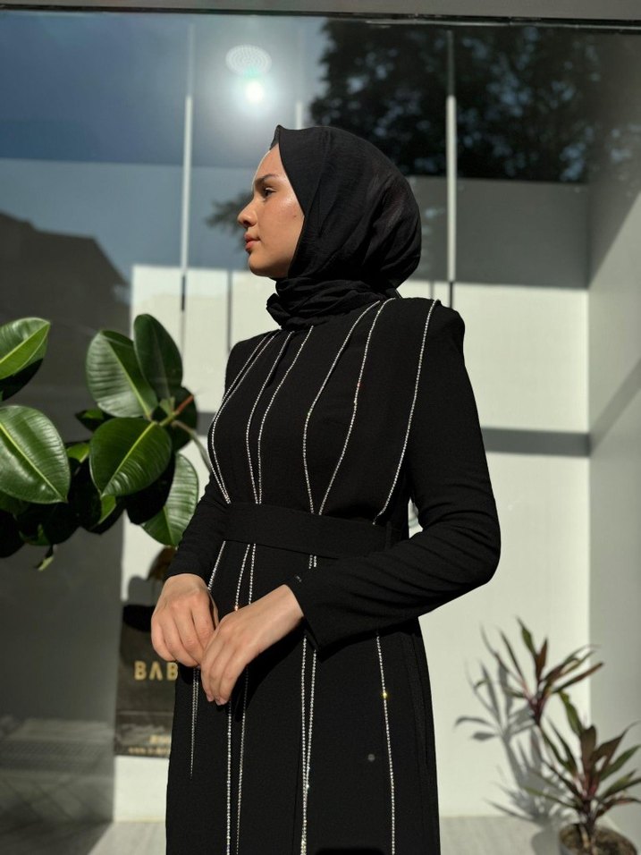 SENNA DESİGN Drapeli Siyah Uzun Taşlı Tesettür Abiye elbise - Görsel 2