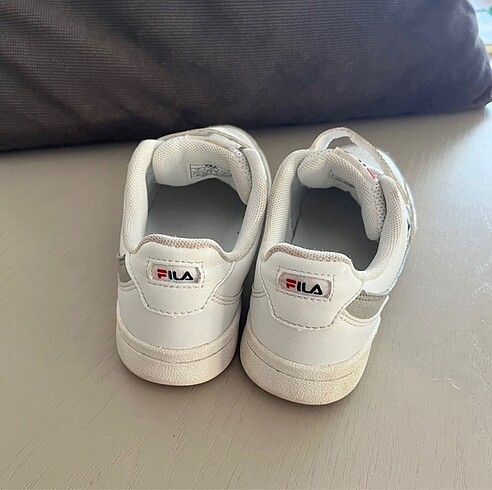 33 Beden beyaz Renk FILA Erkek çocuk ayakkabı 33