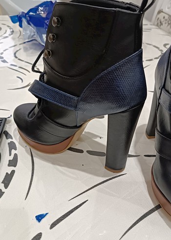 Yılan Desenli Mavi Tokalı Deri Topuklu Bot - Görsel 4