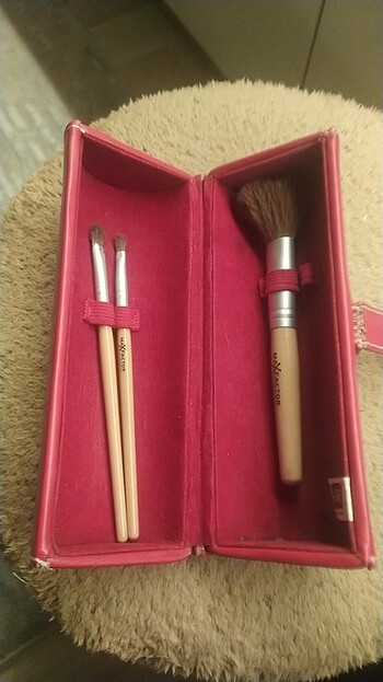 Max factor orijinal makyaj çantası ve 3 adet fırça seti