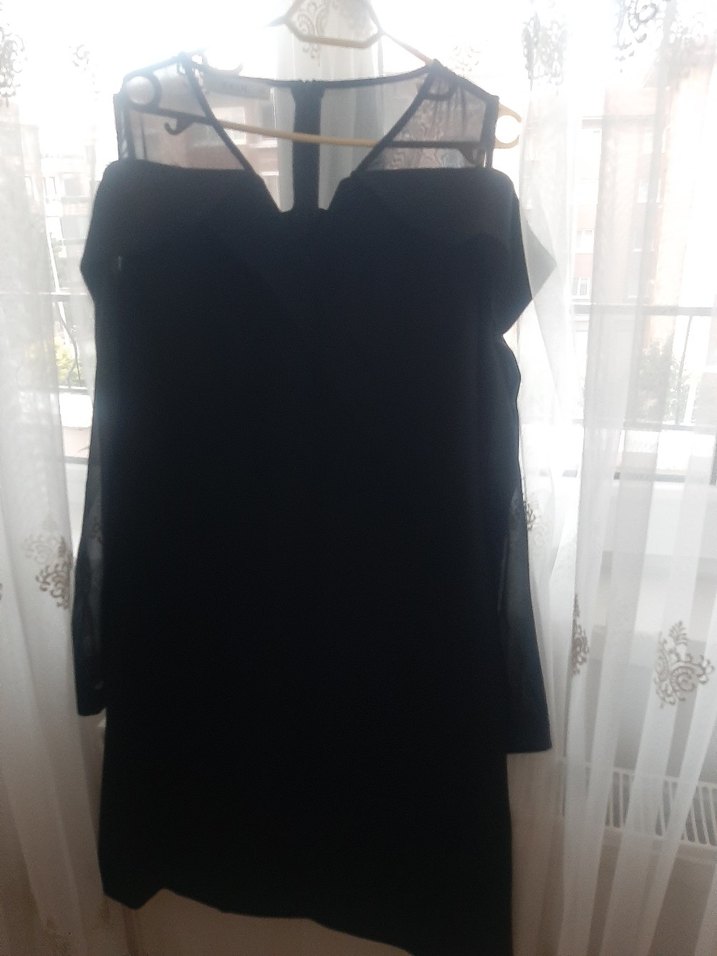 V yakalı kolları tüllü midi siyah elbise - Görsel 4