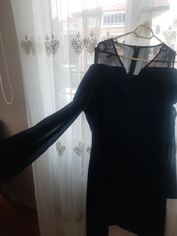 V yakalı kolları tüllü midi siyah elbise - Görsel 2