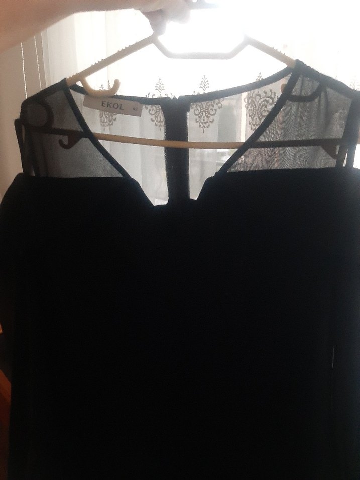 V yakalı kolları tüllü midi siyah elbise - Görsel 3