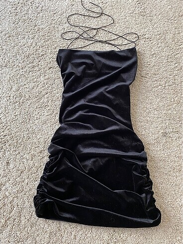 Sırt dekolteli ipli siyah elbise