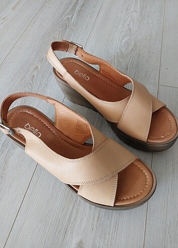 BEJ RENGİ DOLGU TOPUK SANDALET