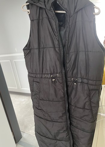 LC Waikiki Siyah Kapusonlu Uzun Sisme Yelek
