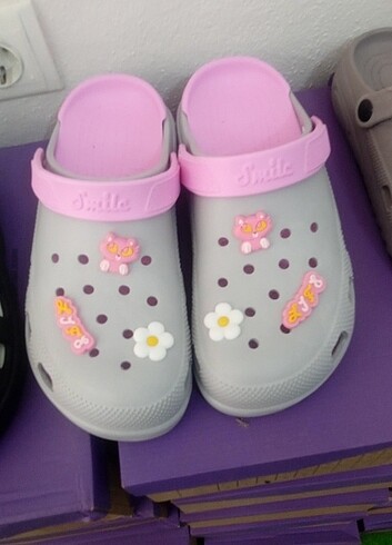 Yeni crocs terliklerimiz farklı modelerine yana kaydırarak bakab