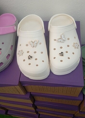 Diğer Yeni crocs terliklerimiz farklı modelerine yana kaydırarak bakab