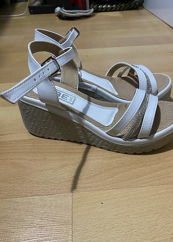 Beyaz Dolgu Topuklu Tokalı Kadın Sandalet - Görsel 2