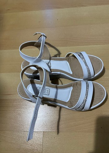 Beyaz Dolgu Topuklu Tokalı Kadın Sandalet - Görsel 3