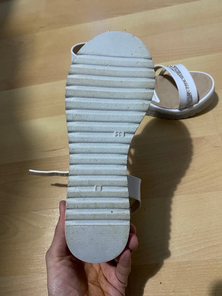 Beyaz Dolgu Topuklu Tokalı Kadın Sandalet - Görsel 4