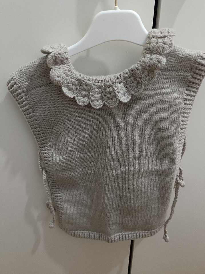 Kız Çocuk Gri Örgü Yelek - Görsel 2