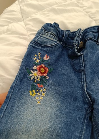 Renkli Nakışlı Düğmeli Kız Kot Pantolon - Görsel 2