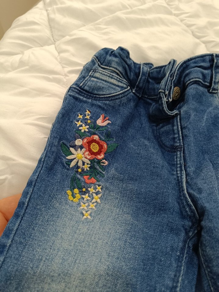 Renkli Nakışlı Düğmeli Kız Kot Pantolon - Görsel 2