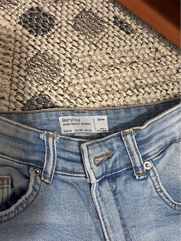 32 Beden mavi Renk BERSHKA jean