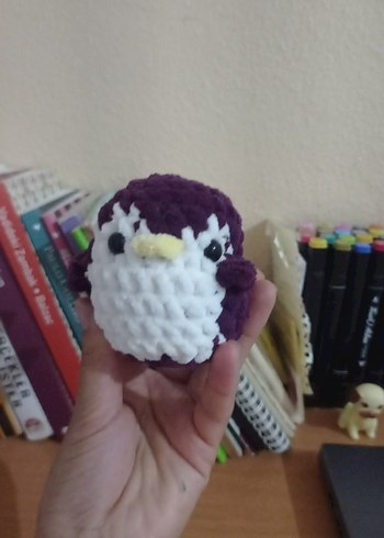 Beden Mor ve Beyaz Peluş Penguen Oyuncak