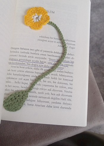 Sarı çiçekli kitap ayracı