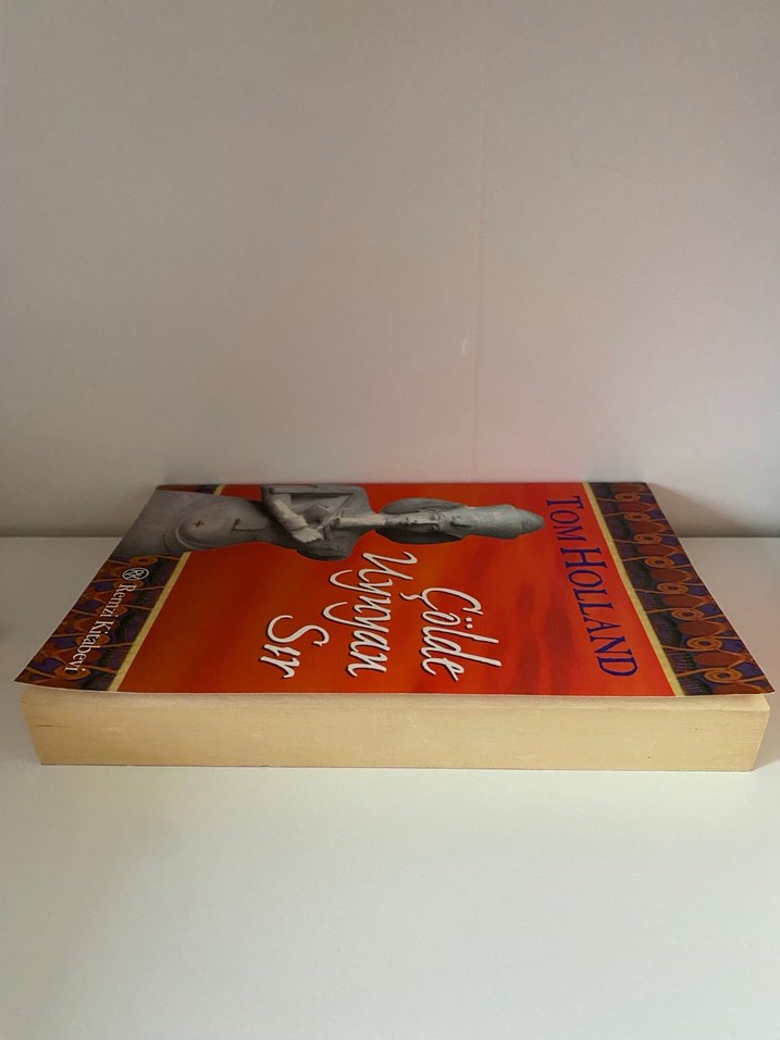 Tom Holland - Çölde Uynuyan Sır Kitabı - Görsel 3