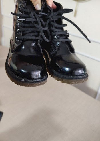 Parlak Siyah Kız Çocuk Botları - Görsel 4