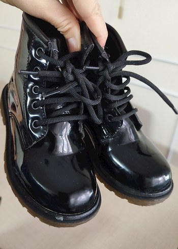 Parlak Siyah Kız Çocuk Botları - Görsel 2