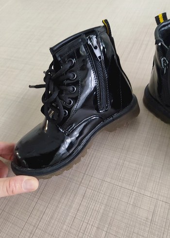 Parlak Siyah Kız Çocuk Botları - Görsel 7