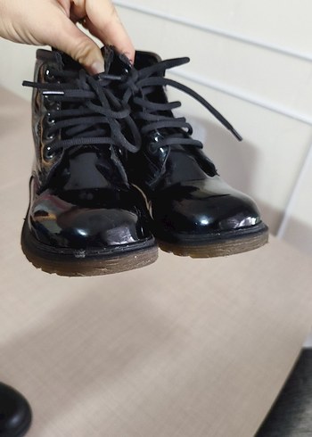 Parlak Siyah Kız Çocuk Botları - Görsel 3