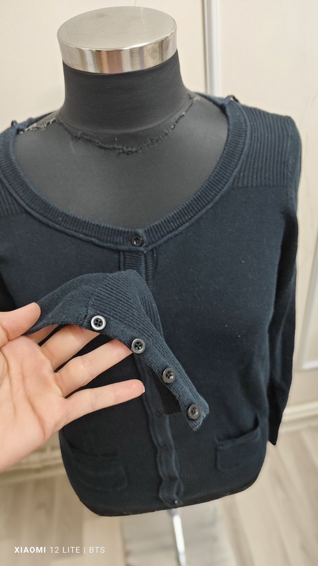 Düğmeli Siyah Kadın Hırka - Görsel 3