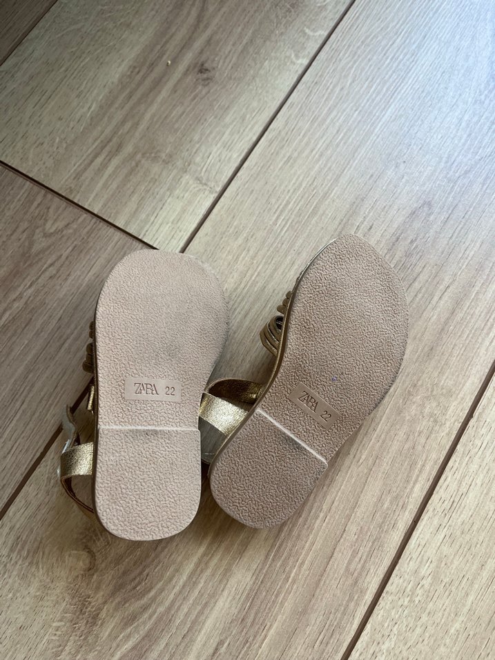 Kız Çocukları İçin Altın Renkli Tokalı Terlik - Görsel 2