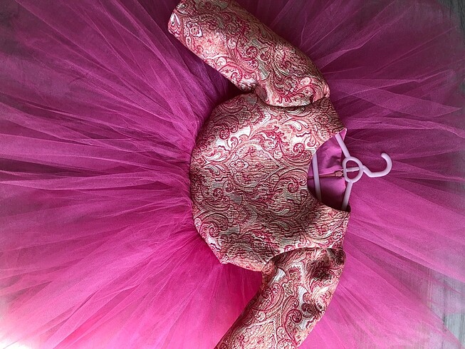Pembe elbise