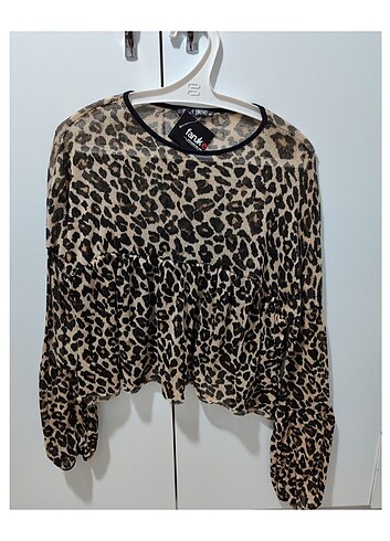 FARUK EKİN / LEOPAR DESENLİ CROP TRİKO BLUZ