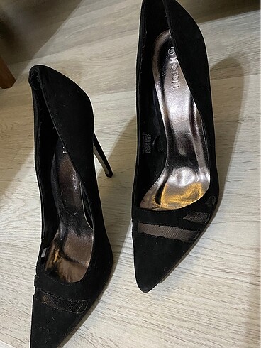 Siyah stiletto topuklu ayakkabı