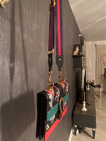 Beden Gucci işlemeli askılı çanta