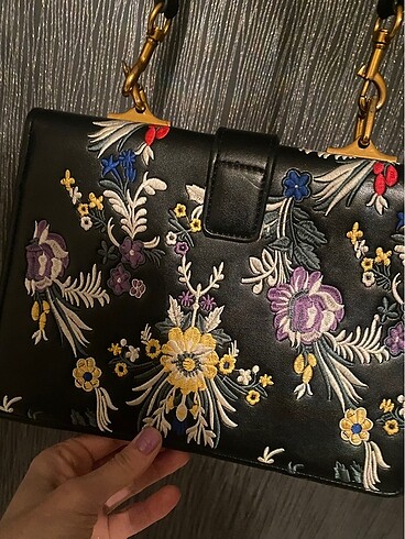 Beden siyah Renk Gucci işlemeli askılı çanta
