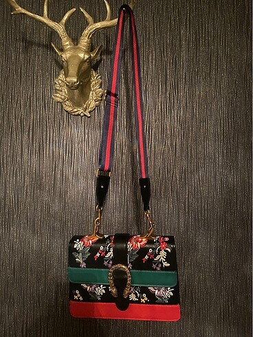 Gucci işlemeli askılı çanta