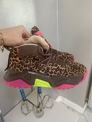 40 Beden Leopar desenli spor ayakkabı