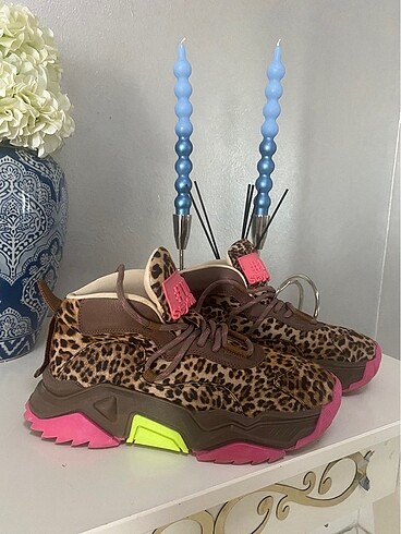 Leopar desenli spor ayakkabı