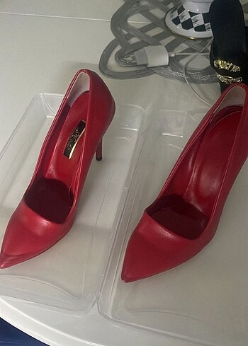 Kırmızı stiletto ayakkabı