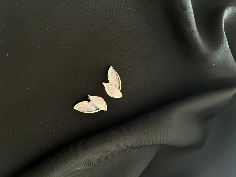 Minimalist Gri Baskılı Mini Küpe - Görsel 2