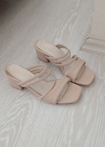 Bej Minimalist Topuklu Kadın Terlik