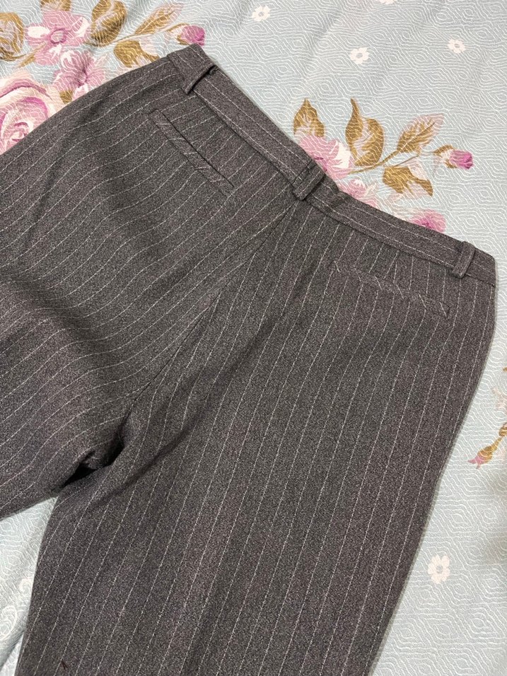 Düğmeli Gri Beyaz Çizgili içi aşağı kadar astarlı Kumaş Pantolon - Görsel 4